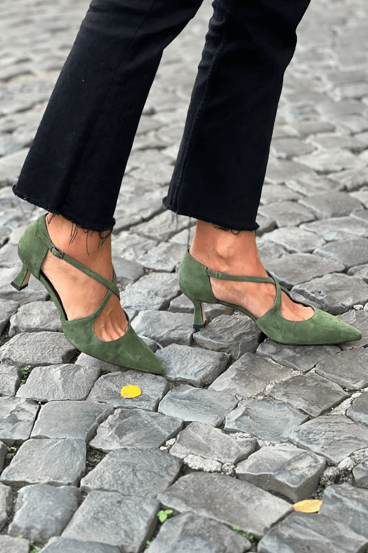 DECOLLETE SLINGBACK WITH THIN STRAP